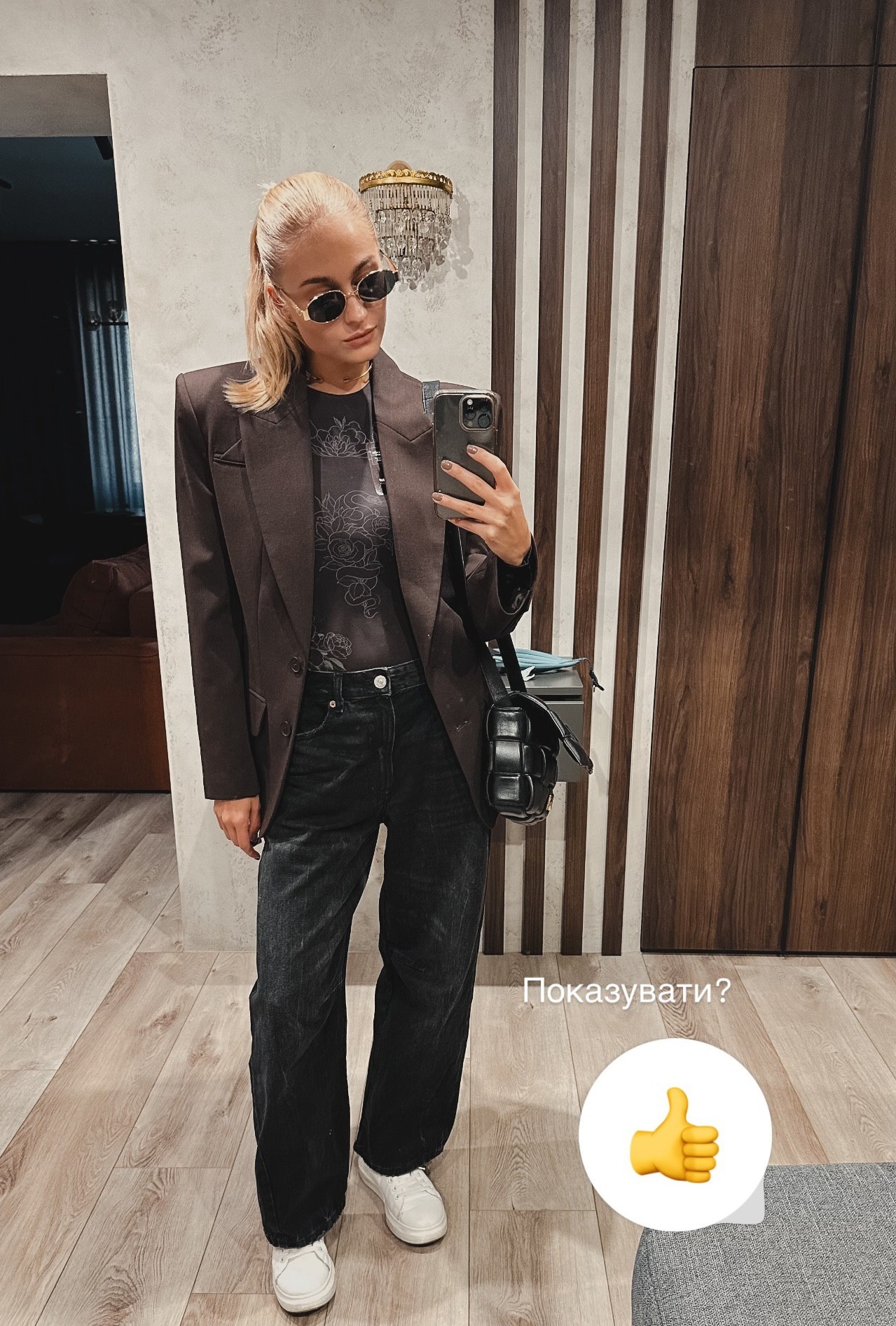 Як з обкладинки журналу: українська акторка засвітилася у жакеті шоколадного відтінку